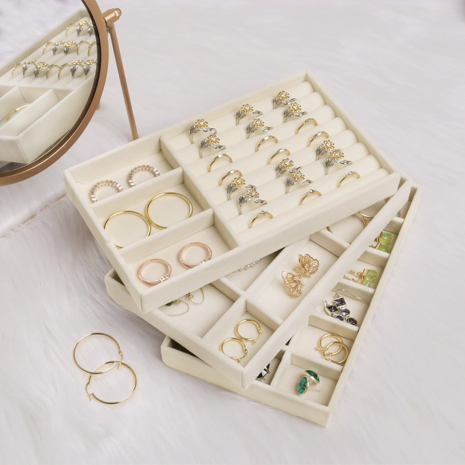 Plateaux beiges avec bagues et boucles d'oreilles