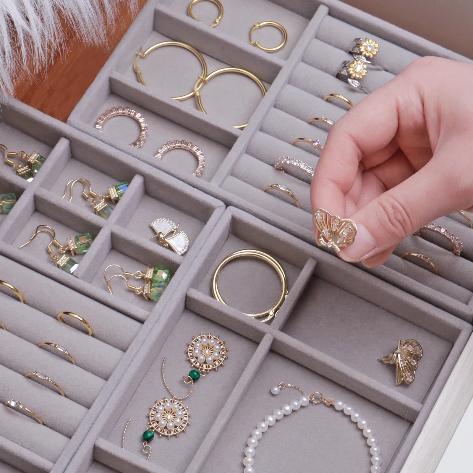 Plateaux gris avec bijoux