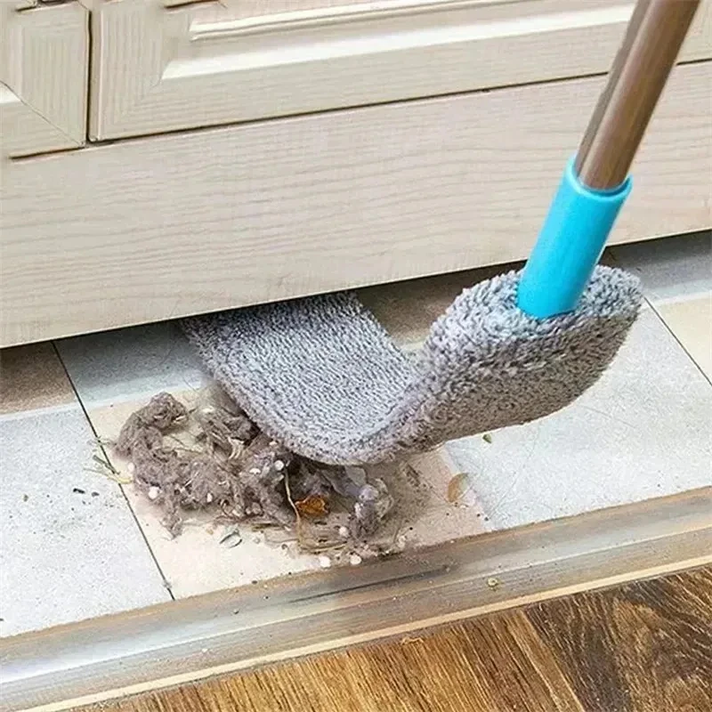 Plumeau sous un meuble