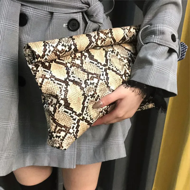 Pochette kaki portée