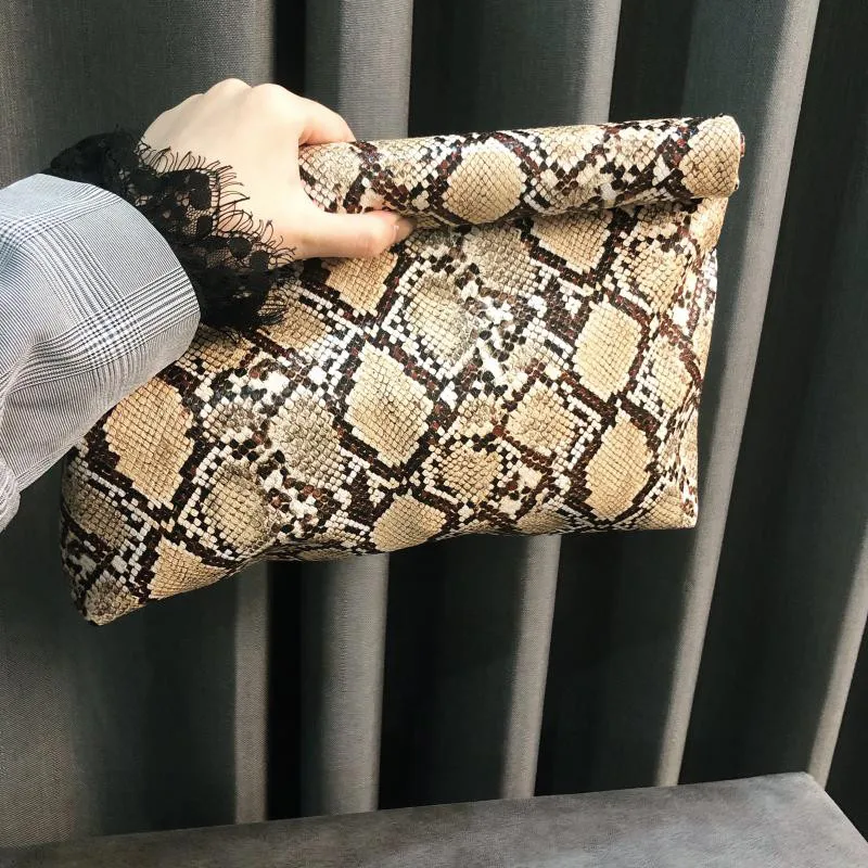 Pochette en main