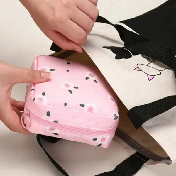 Pochette rose glissée dans un sac