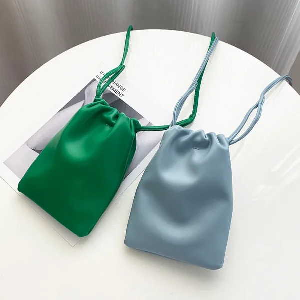 Pochettes verte et bleue