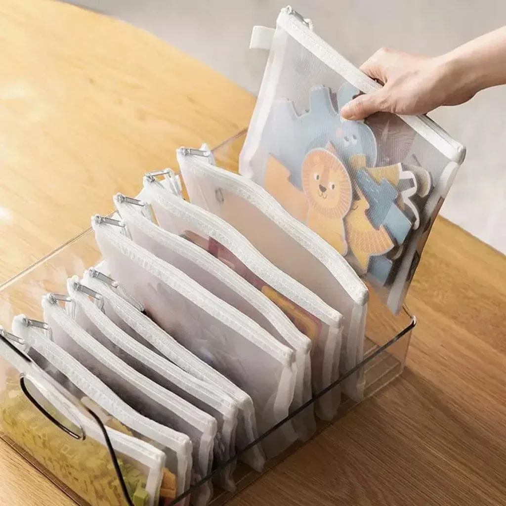 Pochettes rangées debout avec des puzzles