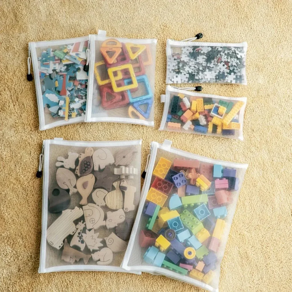 Pochettes remplies de jeux et puzzles