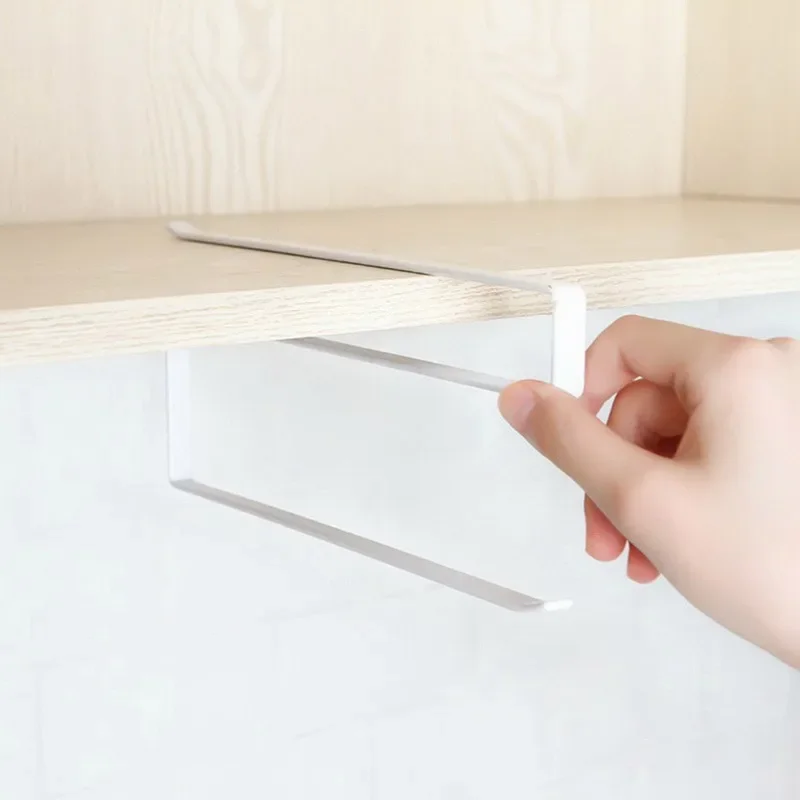 Glisser le support sur une tablette de placard