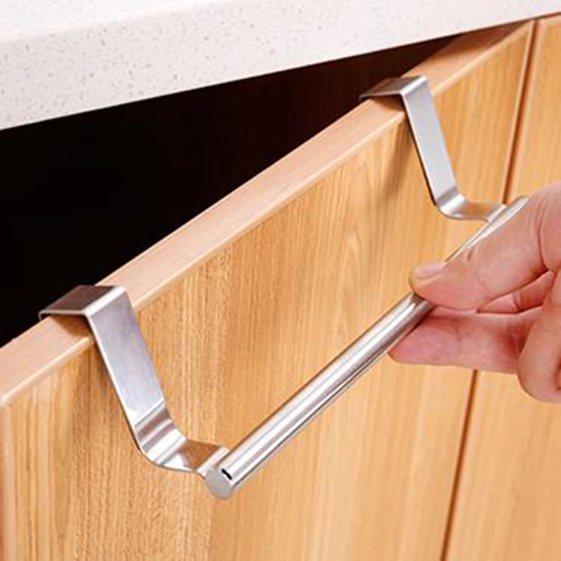 Accrocher la barre sur la porte du placard
