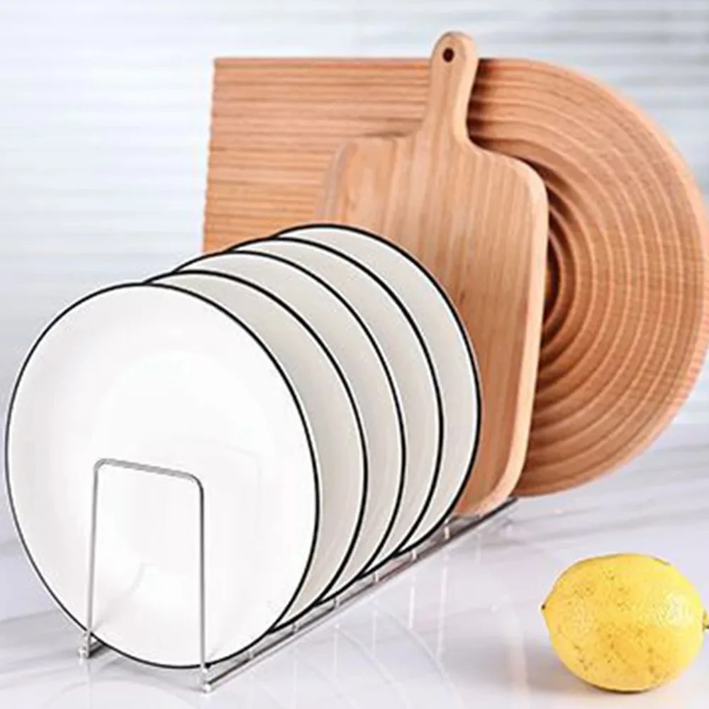 Assiettes rangées debout dans le support