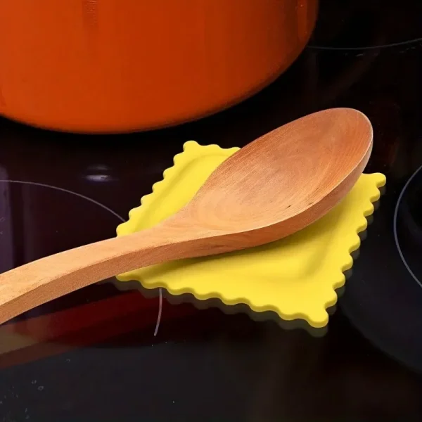 Cuillère en bois posée sur le repose-cuillère ravioli