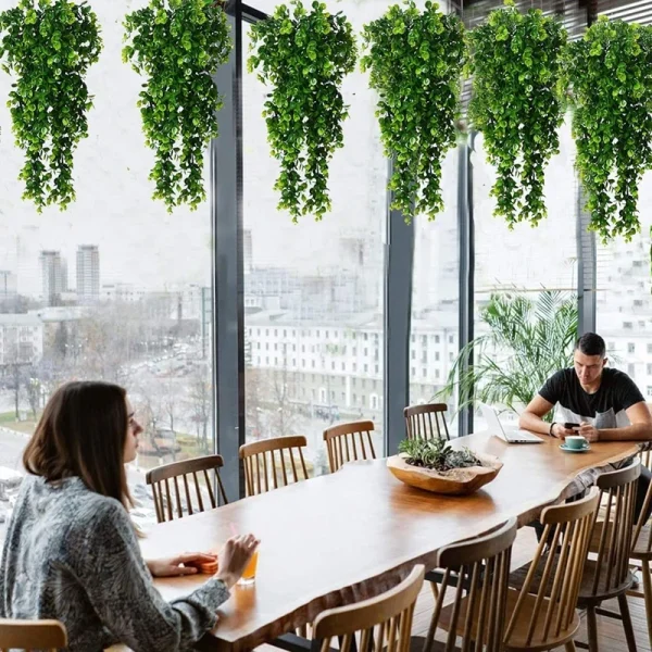 Grappes suspendues au-dessus d'une table de repas
