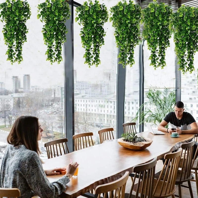 Grappes suspendues au-dessus d'une table de repas