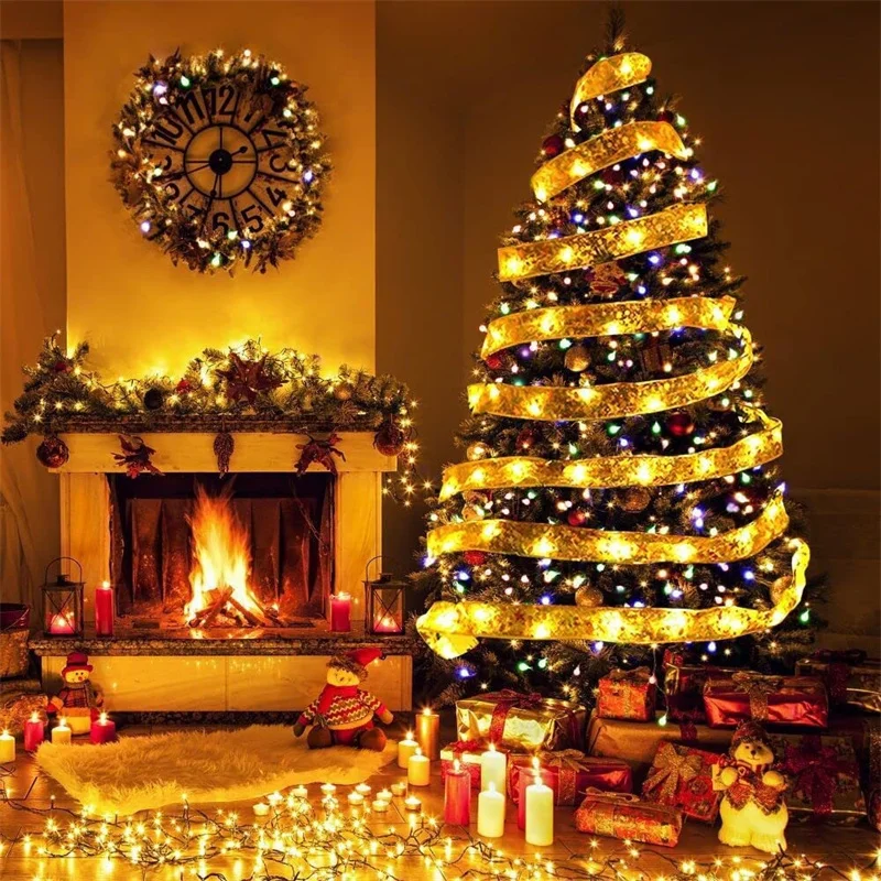 Sapin et ruban lumineux devant une cheminée