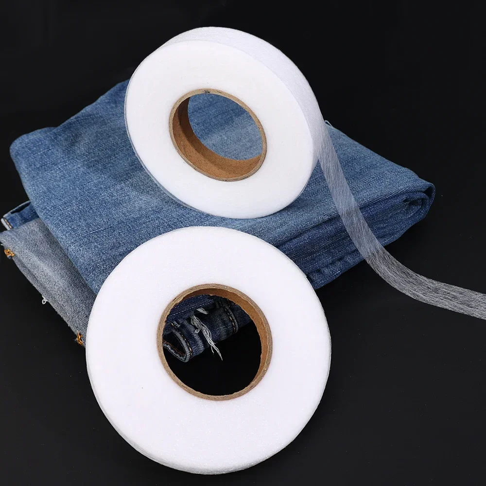 Rouleaux de ruban thermocollant sur un jean