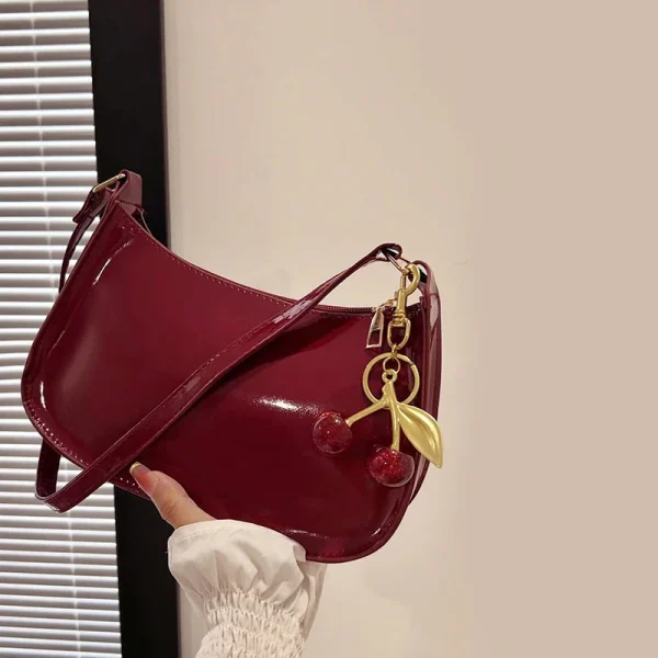 Sac baguette verni et breloque cerises