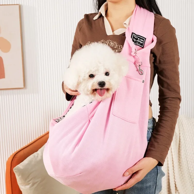 Chien dans le sac rose