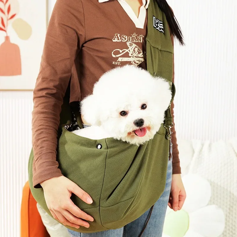 Chien dans le sac vert
