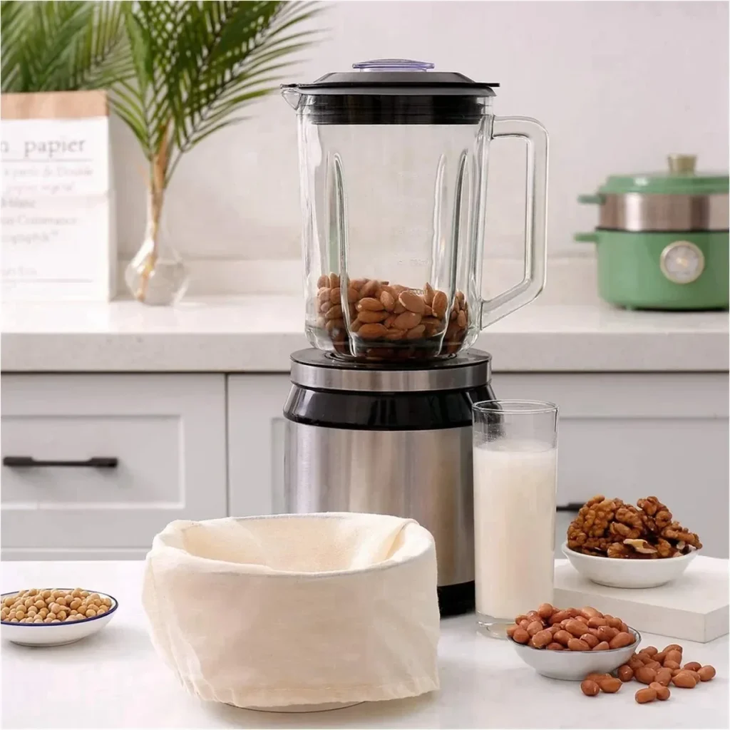 Sac filtrant à côté d'un blender d'amandes