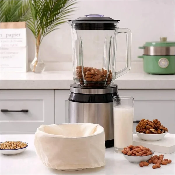 Sac filtrant à côté d'un blender d'amandes
