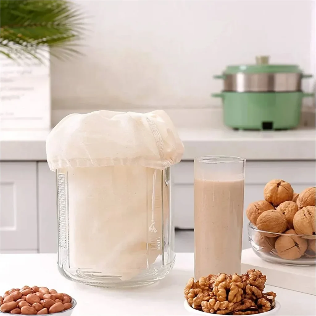 Sac filtrant sur un bocal et lait végétal