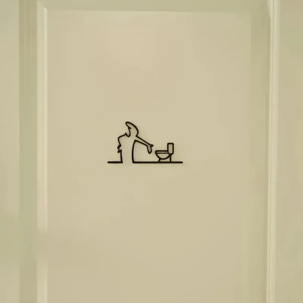 Silhouette WC sur un mur clair