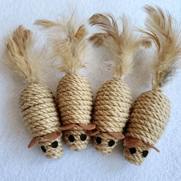 Souris en sisal à queue de plumes