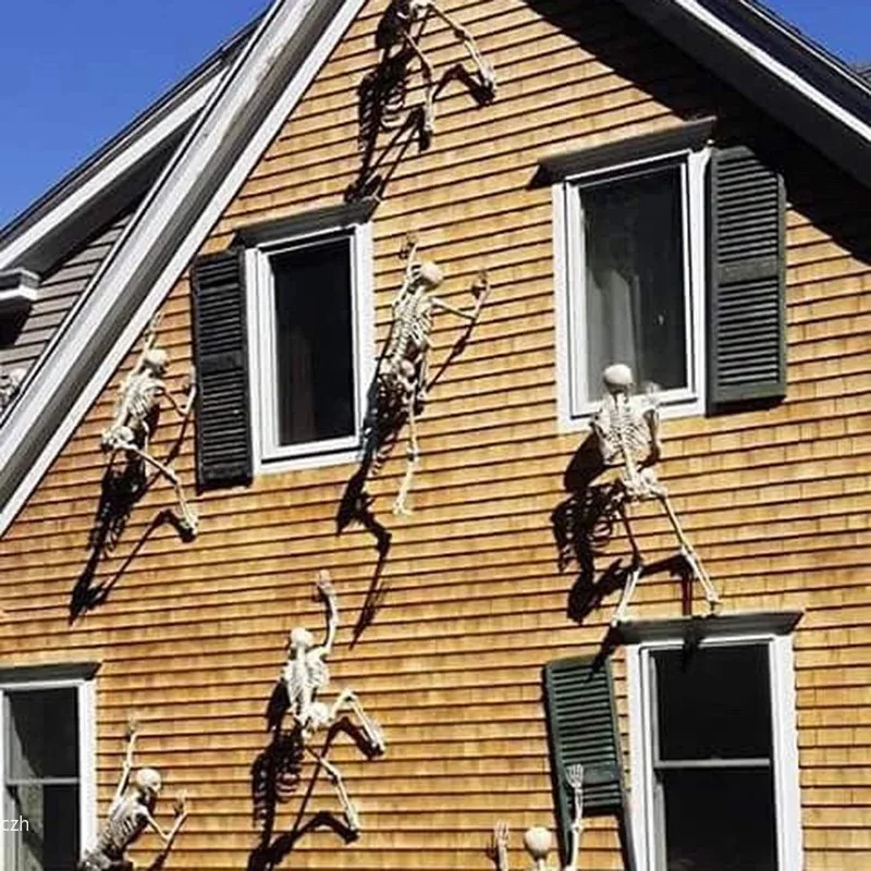Squelettes grimpant sur une façade