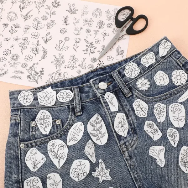 Motifs découpés collés sur un jean