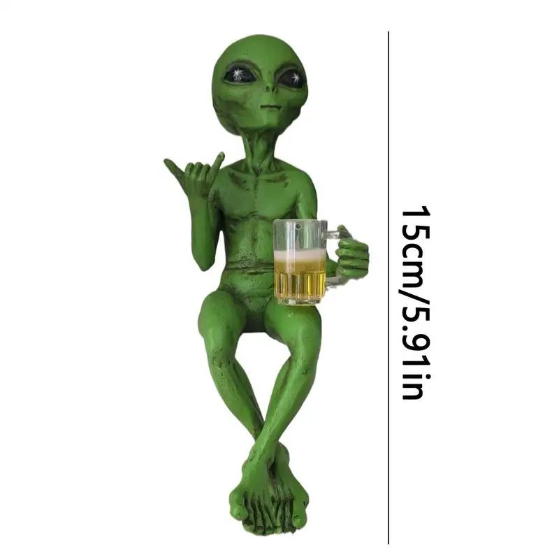 Statue d'extraterrestre assis avec sa chope, 15 cm