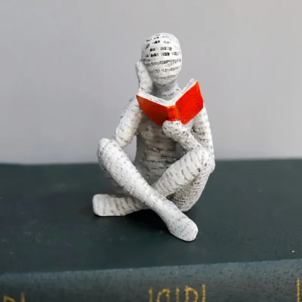 Lectrice en tailleur
