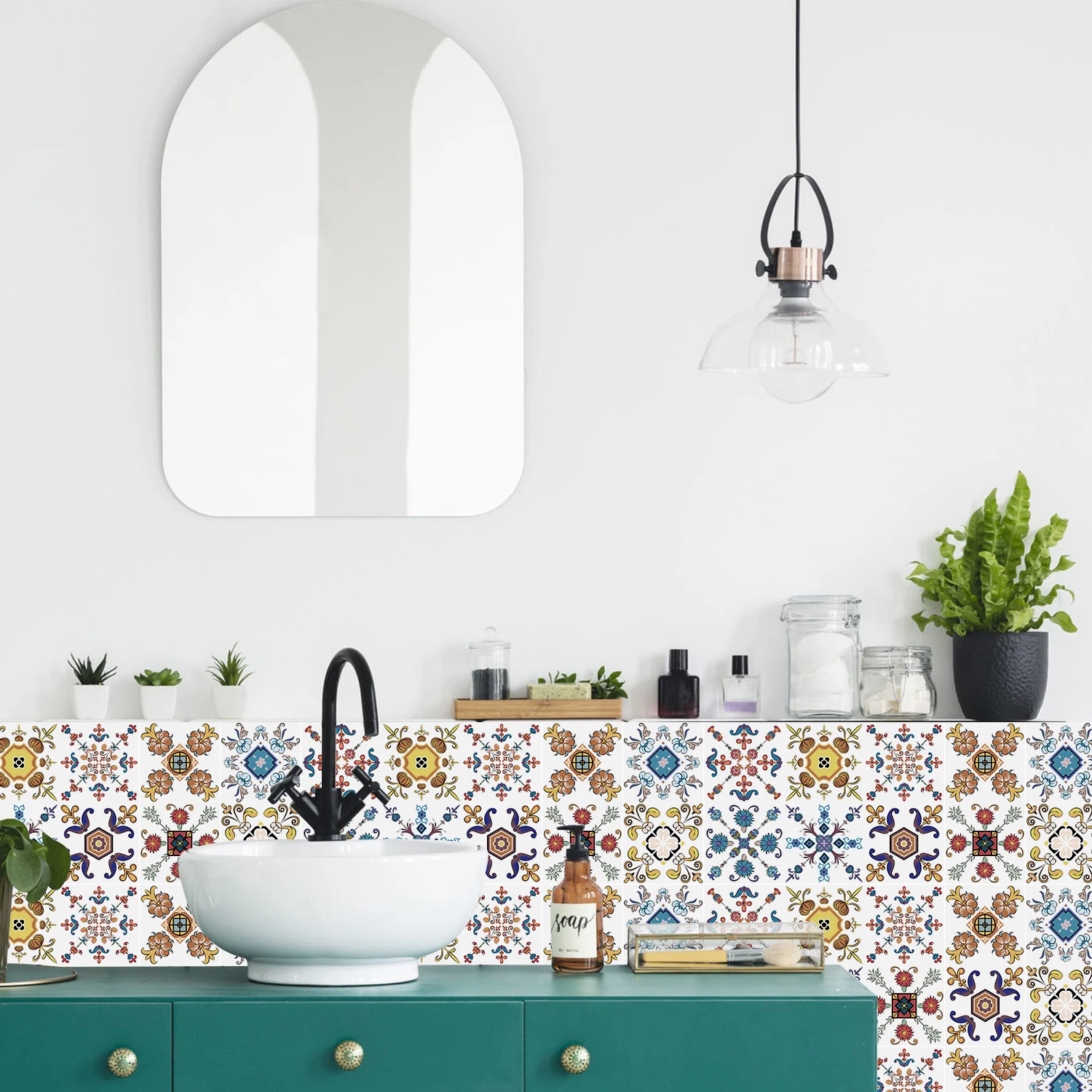 Salle de bain aux carreaux colorés