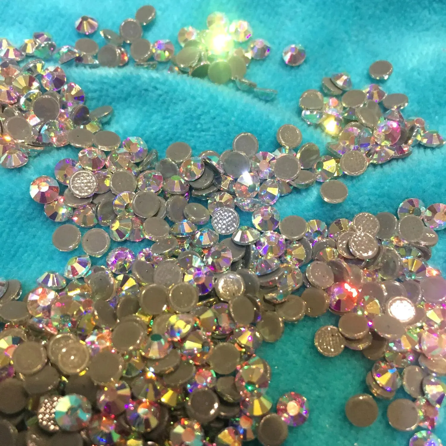 Strass AB irisés sur un tissu