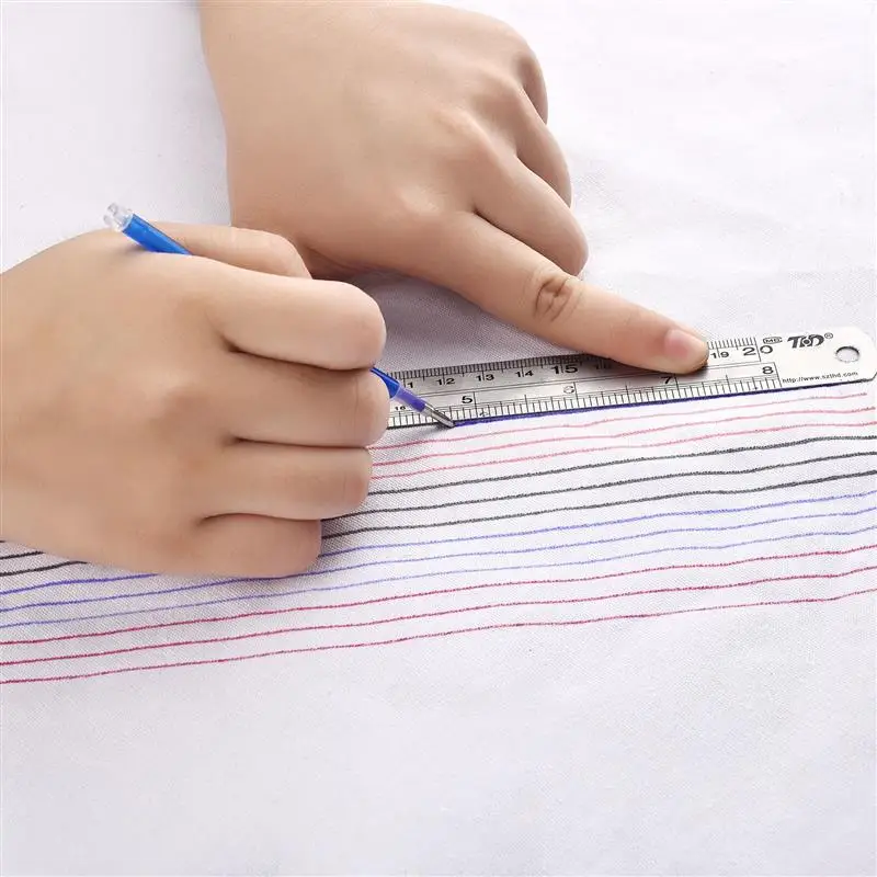 Lignes tracées à la règle avec le stylo effaçable