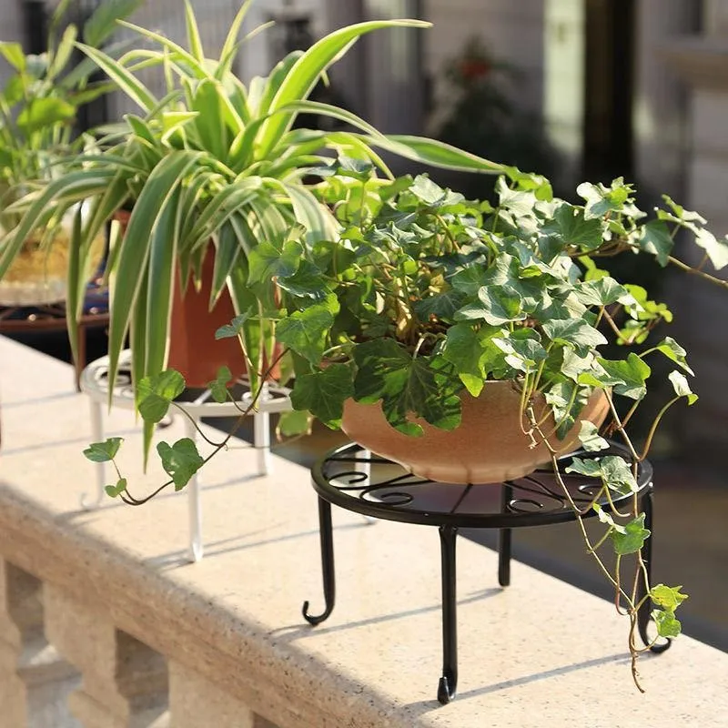 Support noir sur un balcon