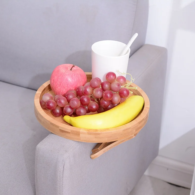 Tablette avec fruits et tasse