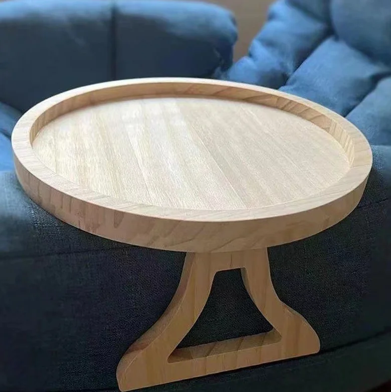 Tablette sur un canapé bleu