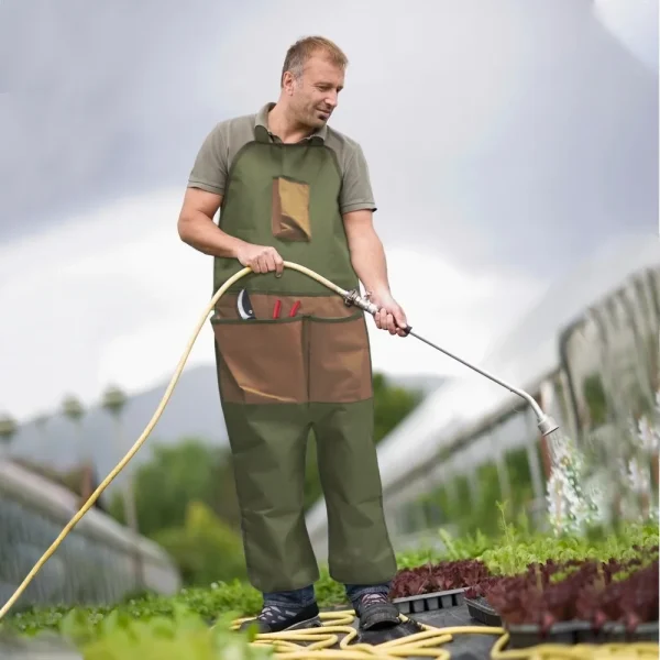 Tablier porté en arrosant