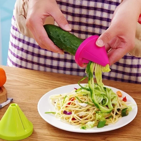 Tailler un concombre en spaghettis de légumes