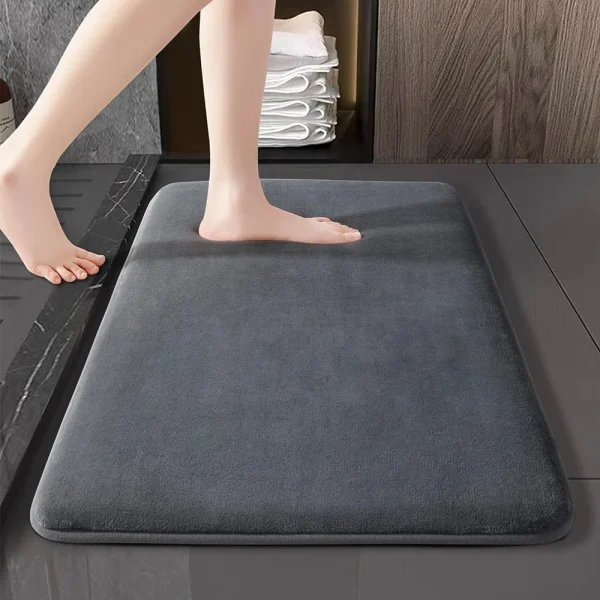 Tapis gris foncé, vue de côté