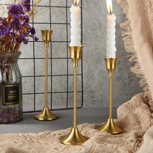 Trois chandeliers dorés avec bougies