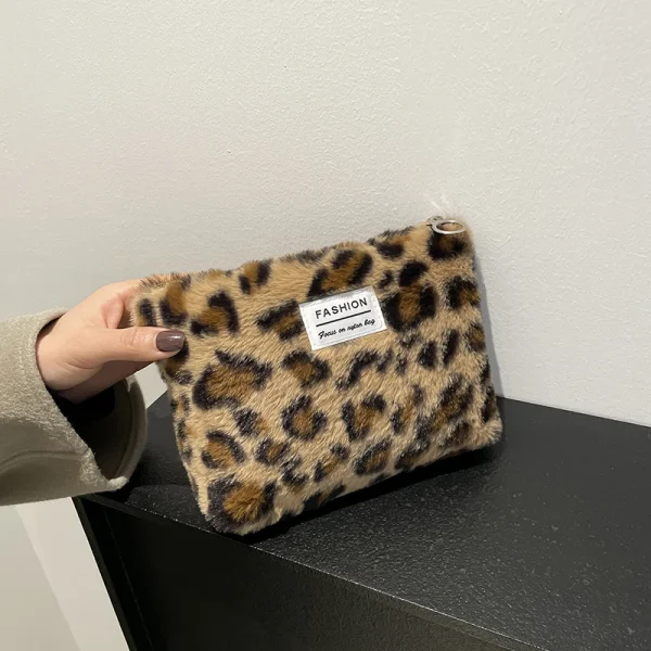 Trousse de toilette en peluche léopard