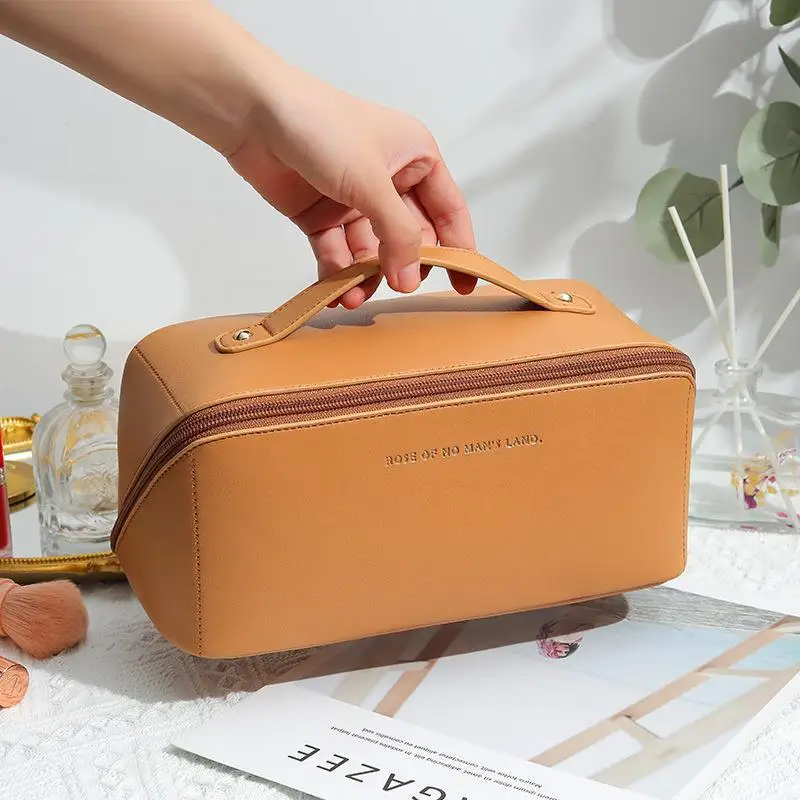 Trousse tenue par l'anse