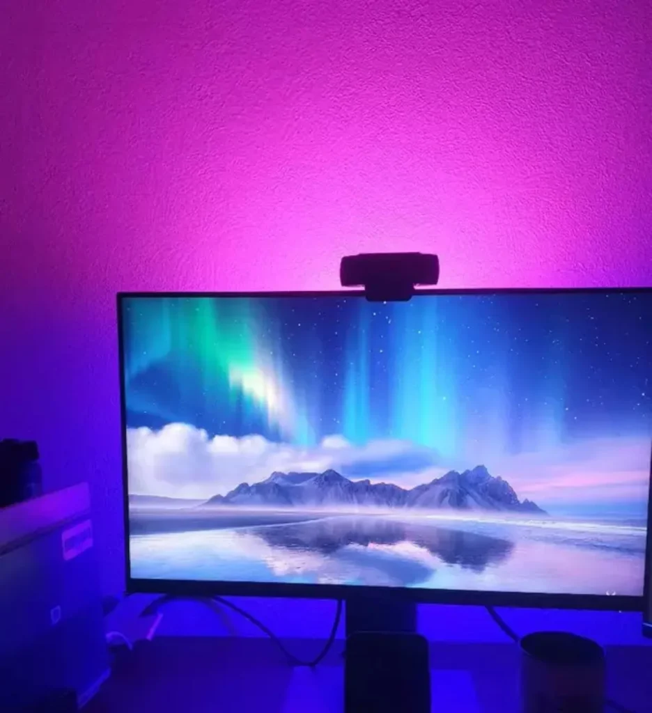 Halo coloré derrière un écran