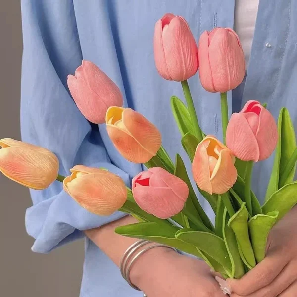 Brassée de tulipes pêche et roses