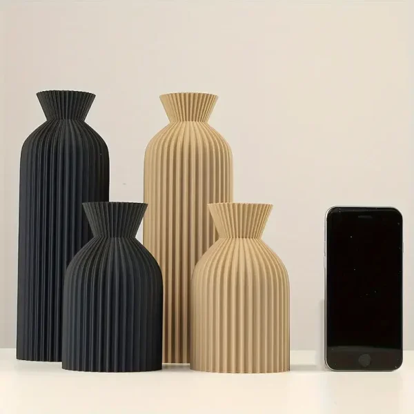Vases et téléphone pour l'échelle