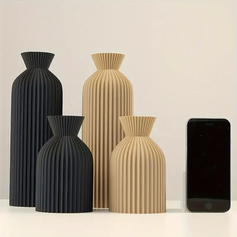 Vases et téléphone pour l'échelle