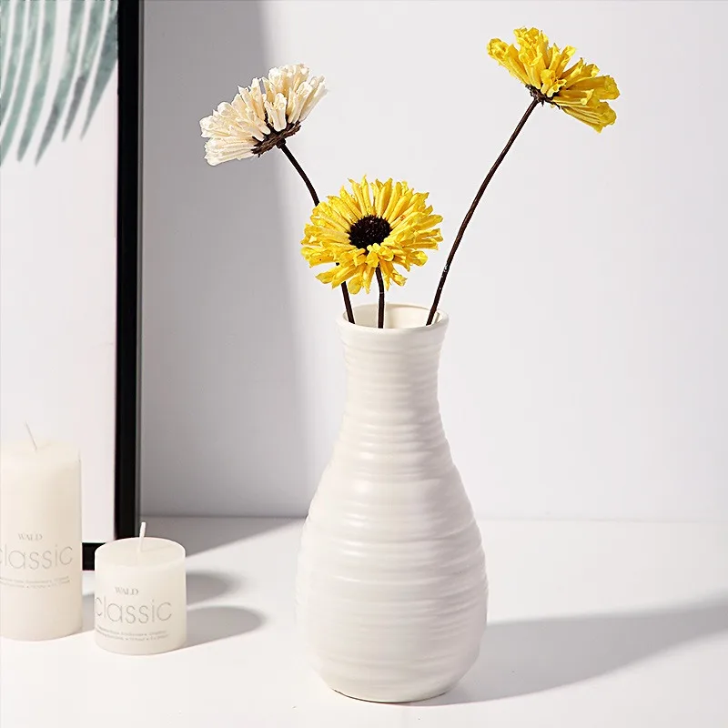 Vase cannelé et fleurs jaunes