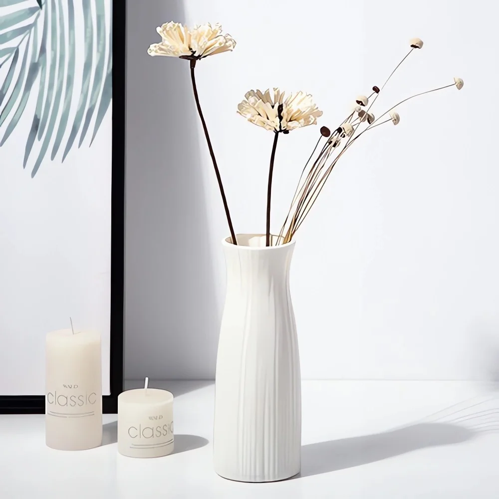 Vase droit et fleurs séchées