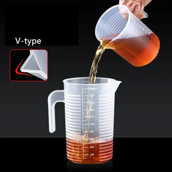 Verser avec le bec en V du verre doseur