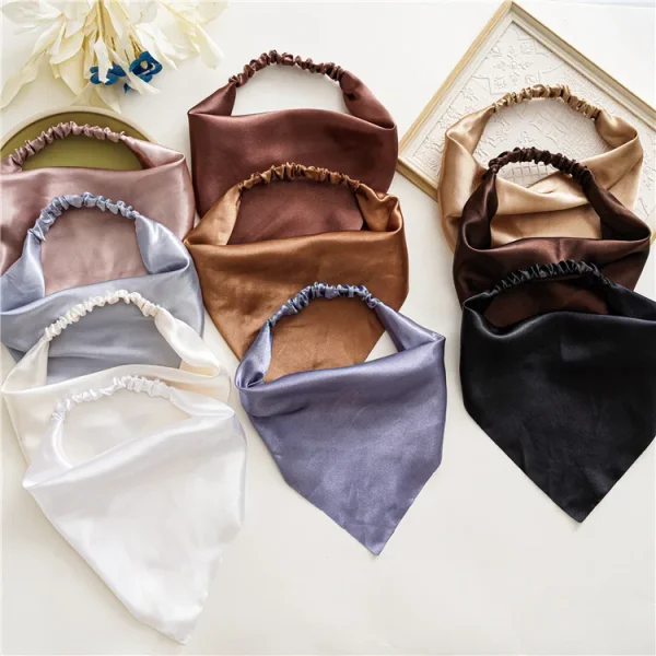 Bandana triangle en satin à élastique