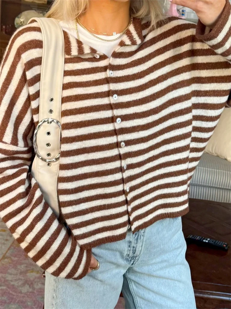 Cardigan rayé boutonné en maille : détail